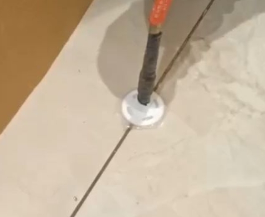 聂拉木瓷砖空鼓维修公司专业解答瓷砖在铺贴过程中，如果没有涂抹均匀到位的粘结材料（如水泥砂浆或瓷砖胶），可能会导致以下问题